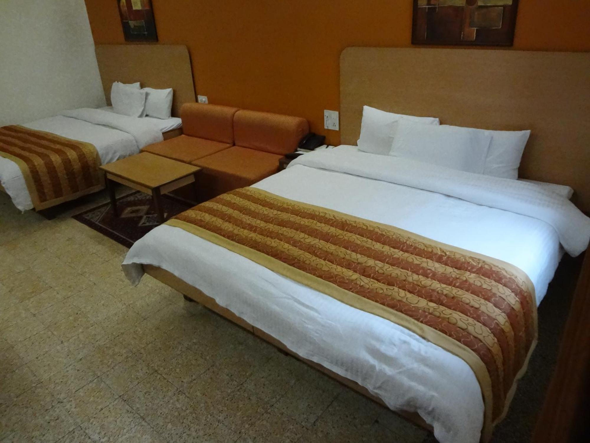 Chateau Windsor Hotel - Marine Drive — Photos 1